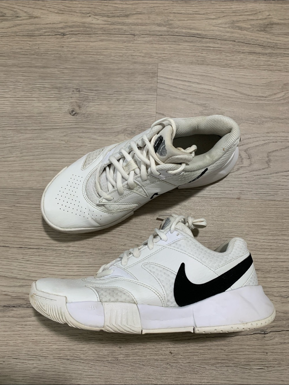 Nike Court Lite 4 tennis shoes Womens size 8.5